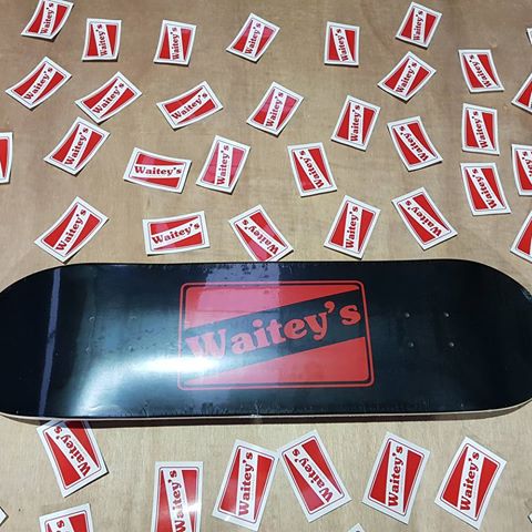 waiteys skateboard - black